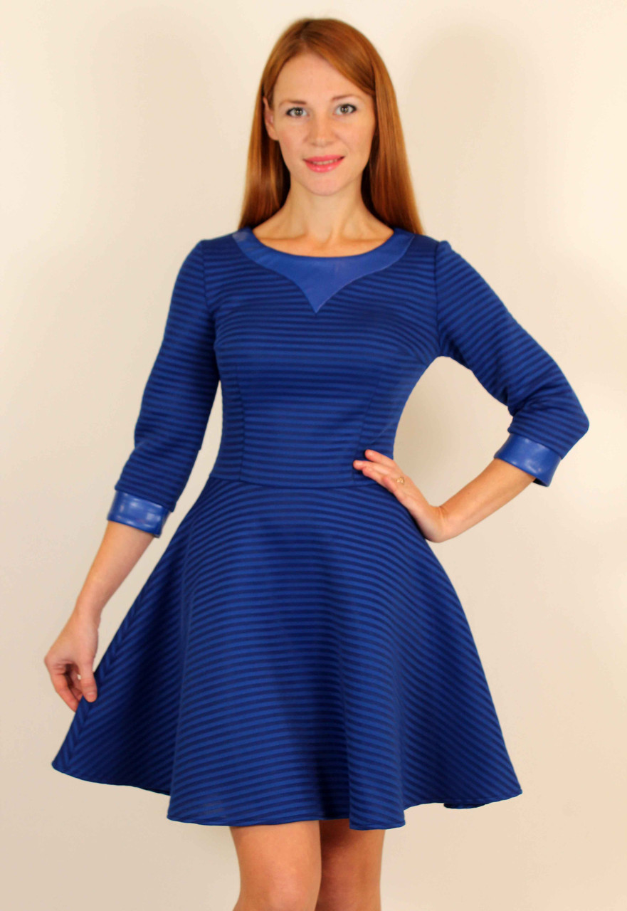 Молодежное платье с юбкой клеш