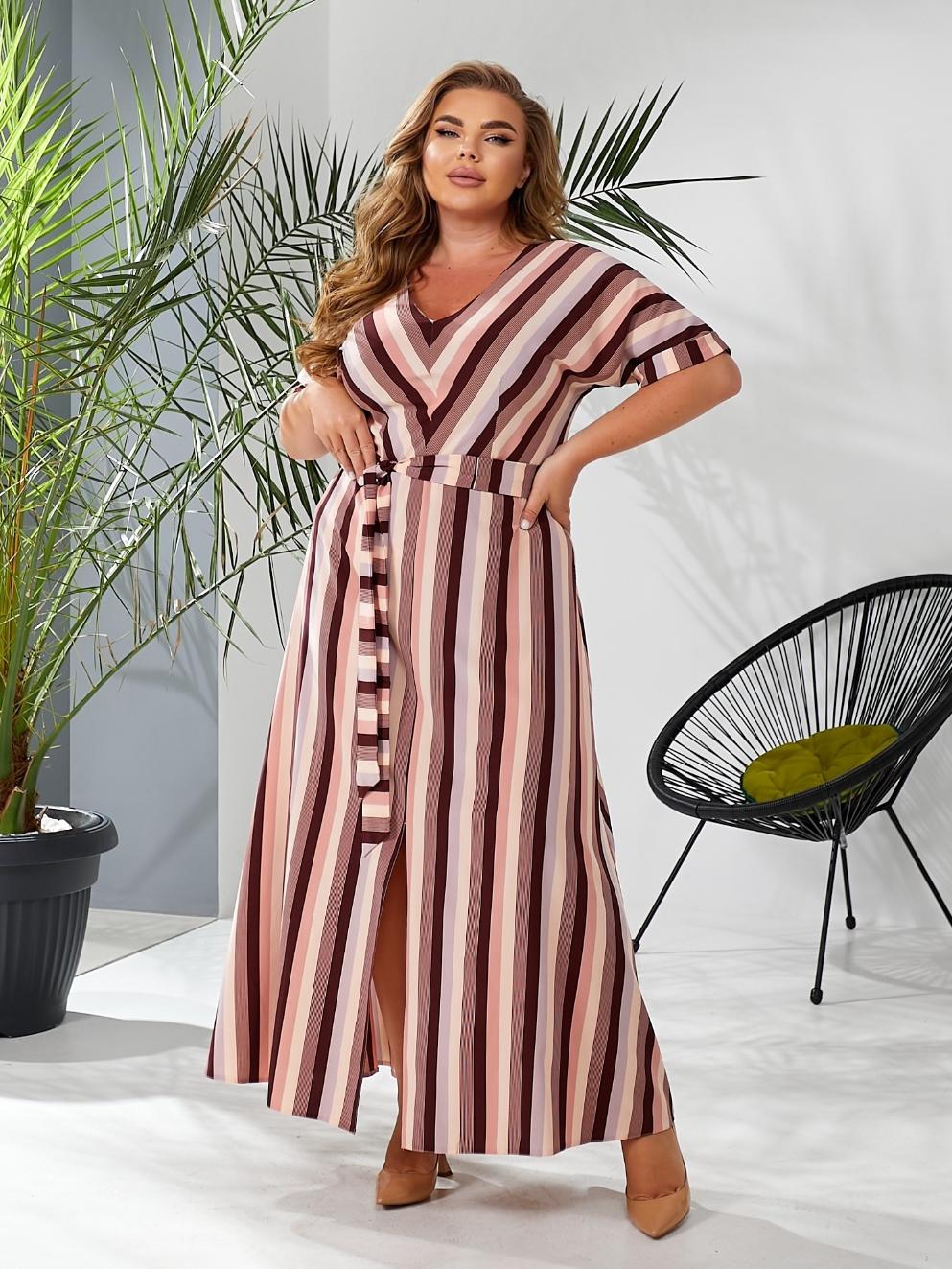 Женское платье длинное в полоску с разрезом впереди