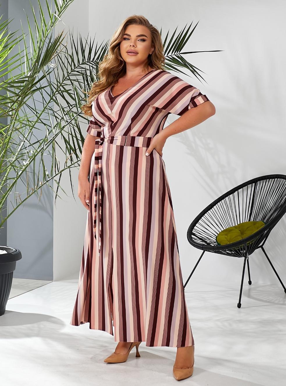 Женское платье длинное в полоску с разрезом впереди