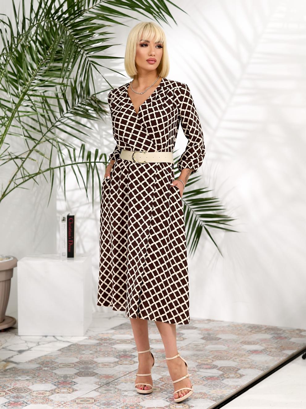 Женское платье на запах с контрастным поясом