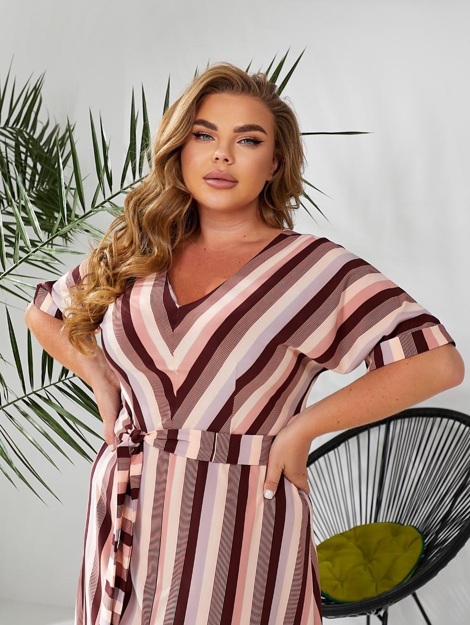 Женское платье длинное в полоску с разрезом впереди