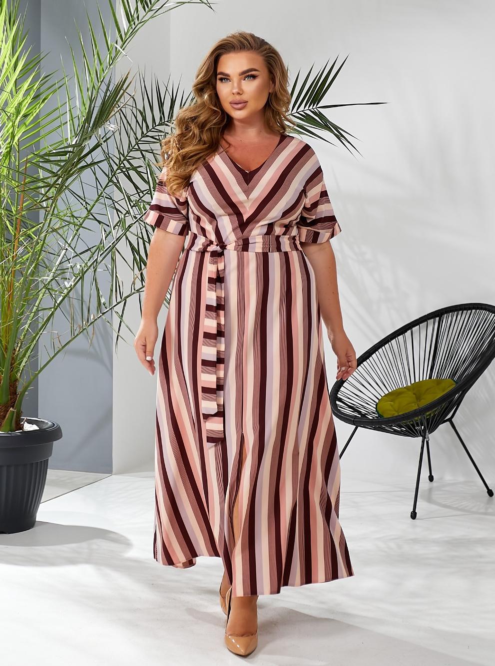 Женское платье длинное в полоску с разрезом впереди