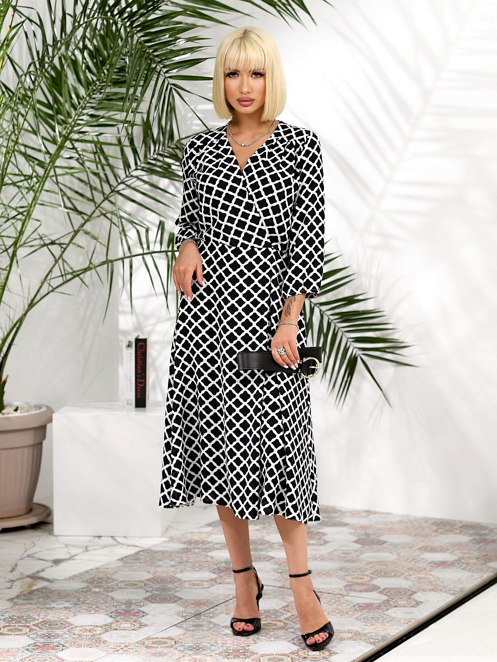 Женское платье на запах с контрастным поясом