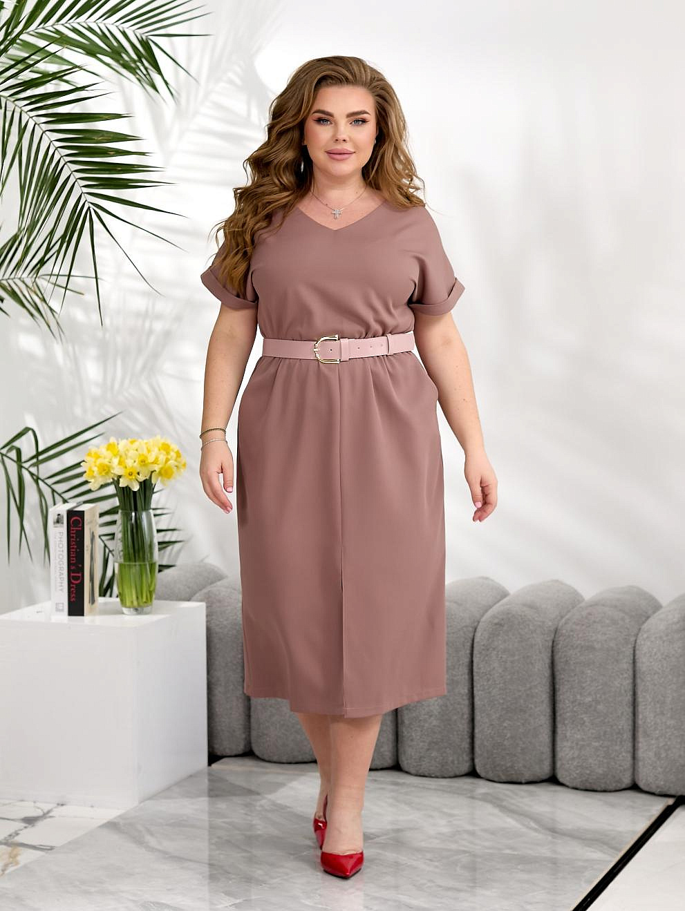 Женское платье однотон с разрезами