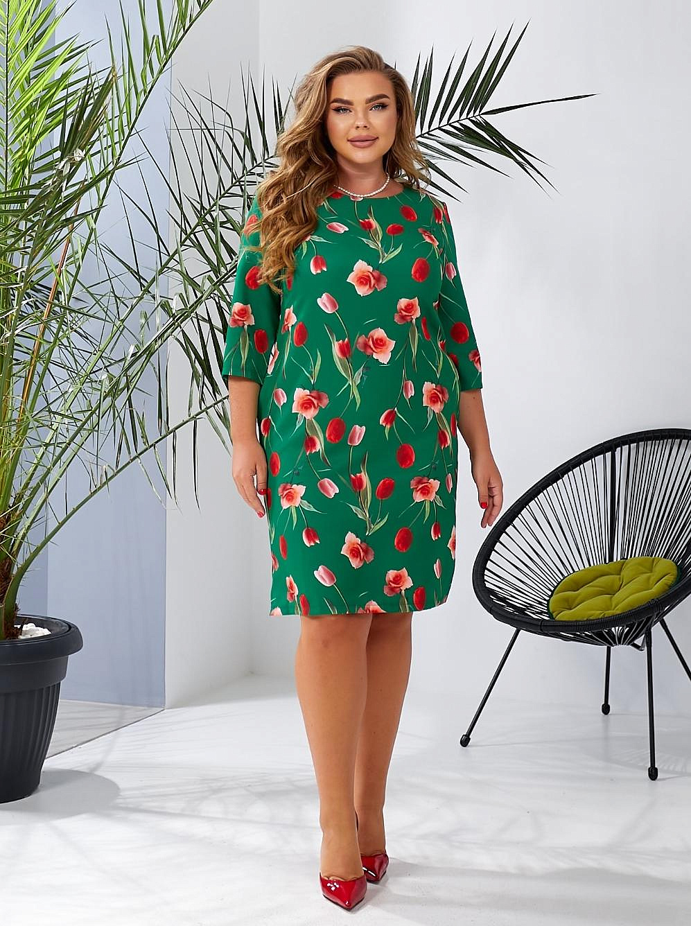 Женское платье футляр с разрезами по бокам