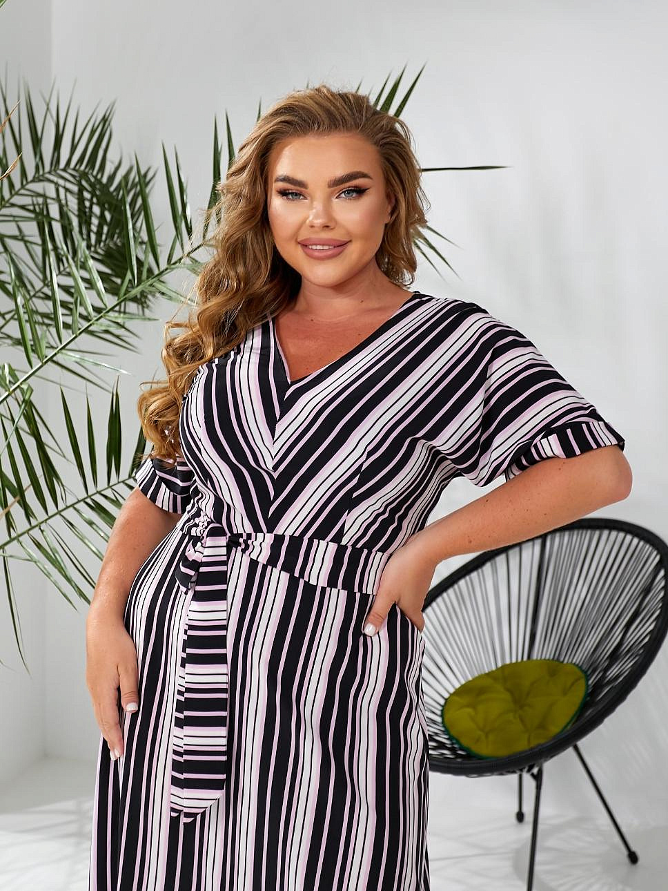 Женское платье длинное в полоску с разрезом впереди