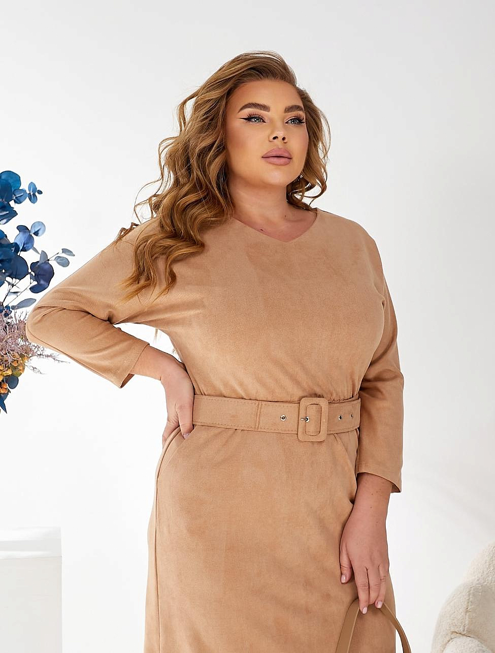 Замшевое платье с разрезами по бокам