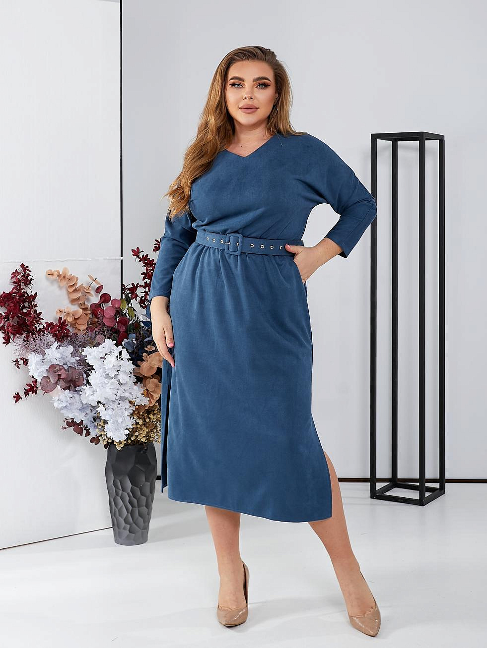 Замшевое платье с разрезами по бокам