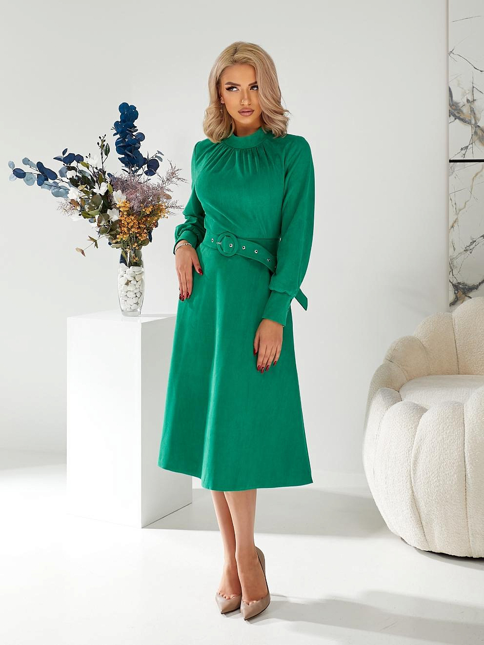 Женское платье со стойкой и пышными рукавами