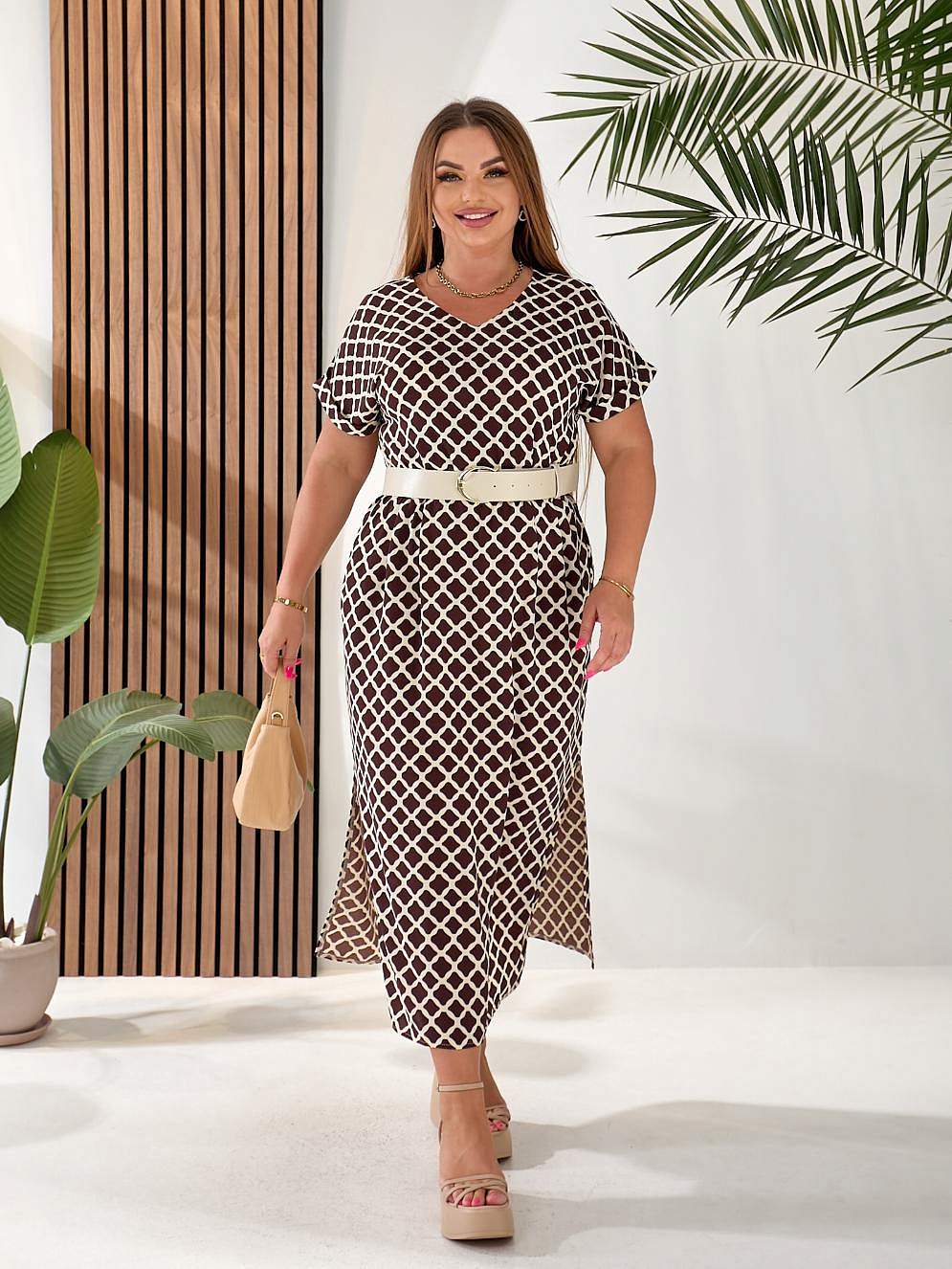 Женское платье с разрезами по бокам с ремнем