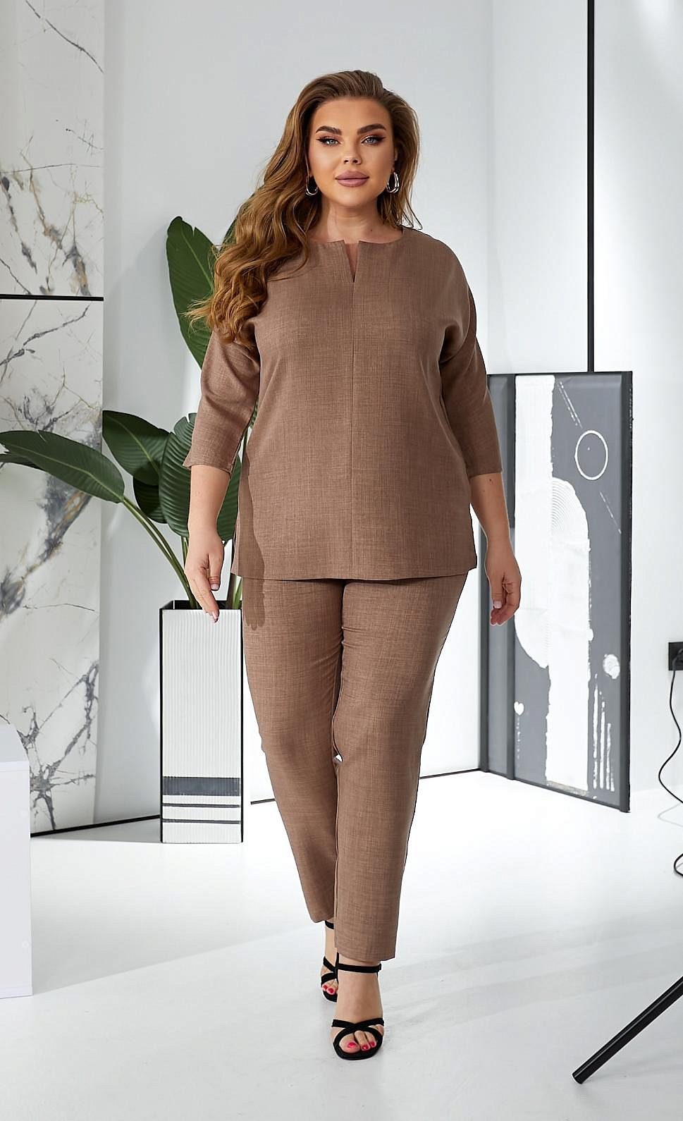 Женский костюм с брюками из льна
