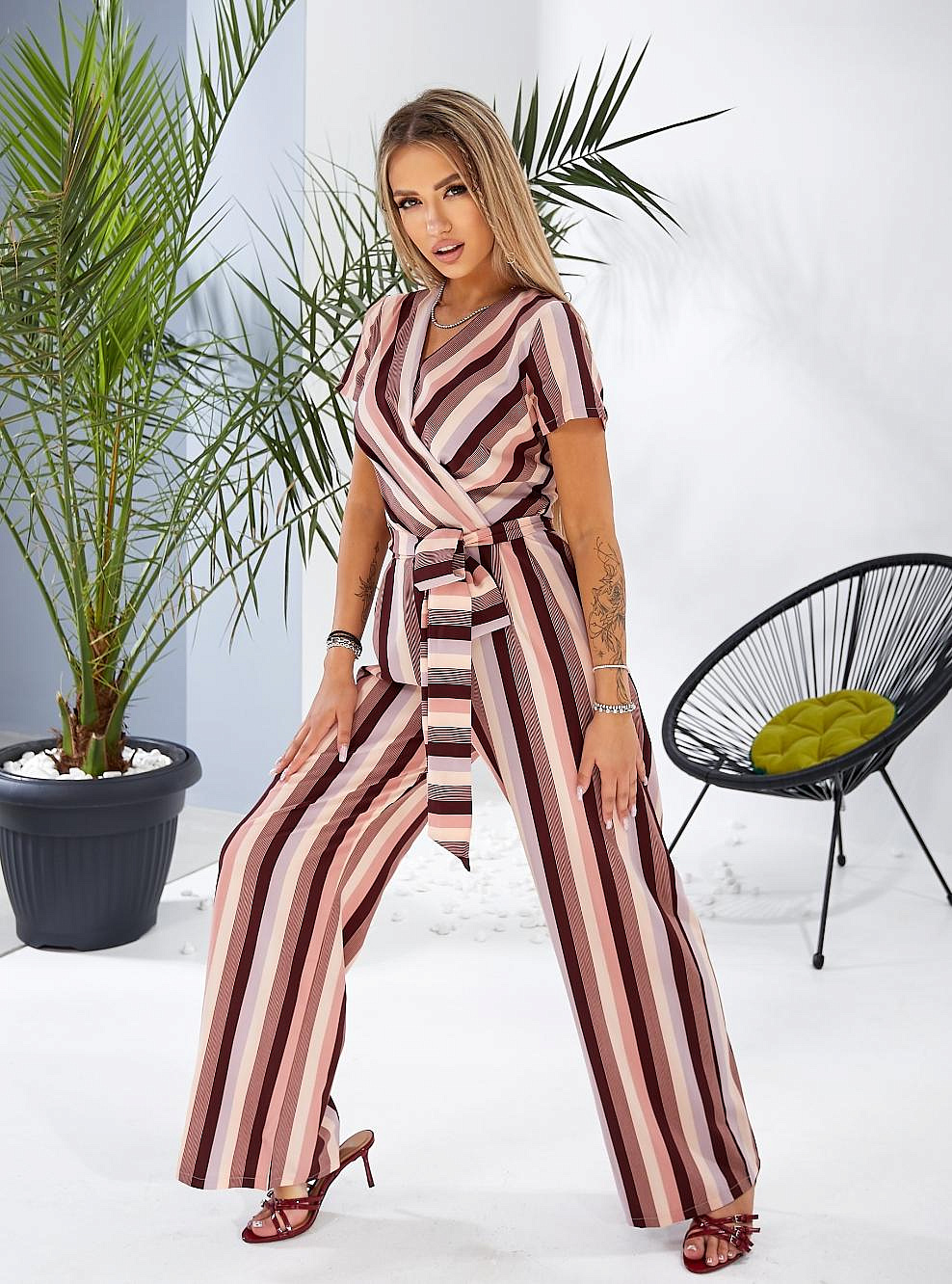 Женский комбинезон на запах в розовую полоску