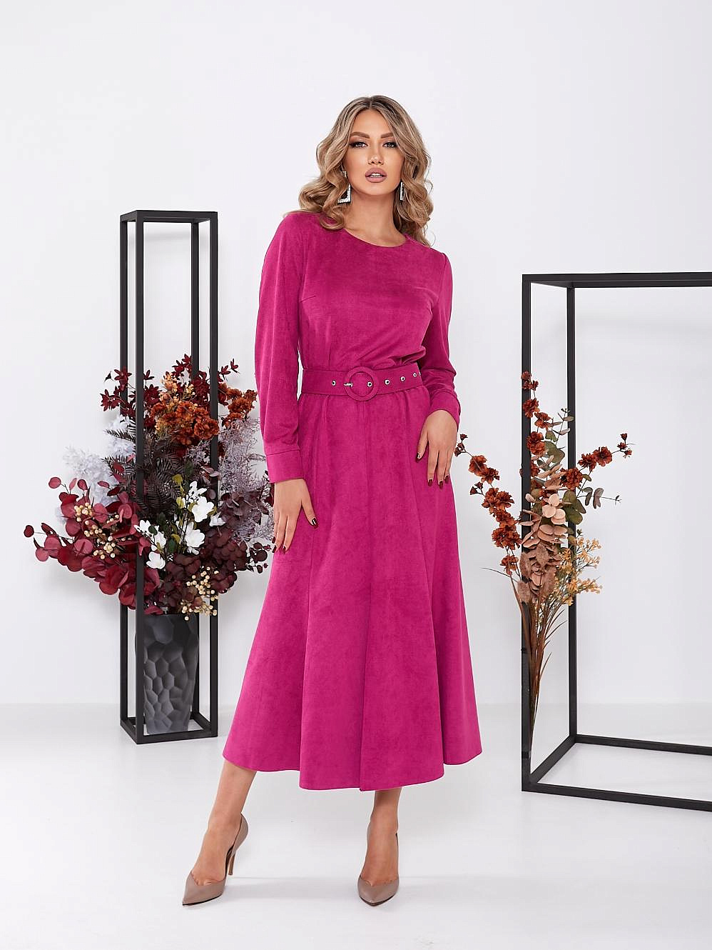 Женское платье с разрезом впереди