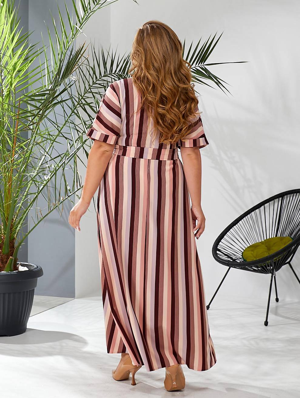 Женское платье длинное в полоску с разрезом впереди