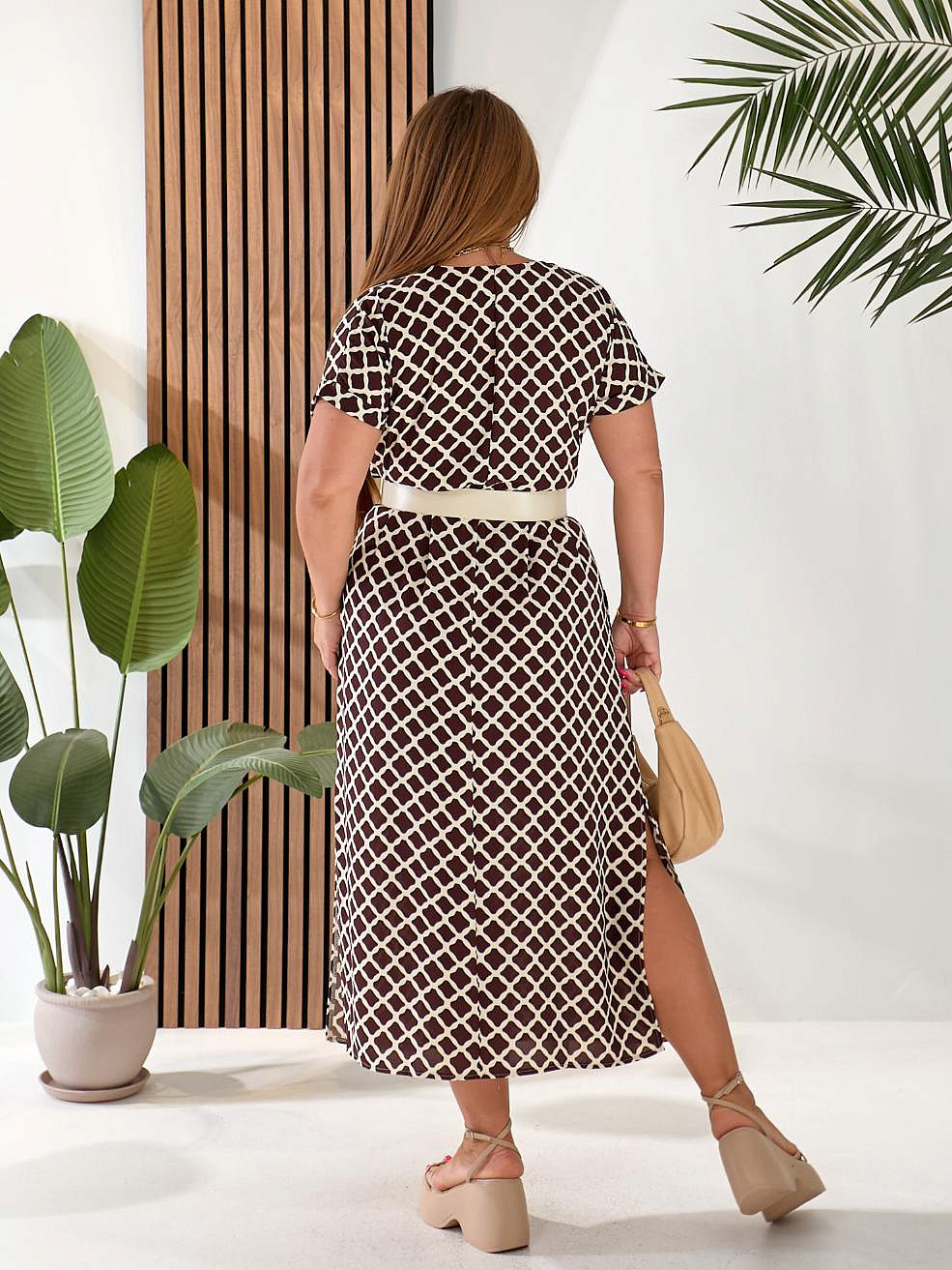 Женское платье с разрезами по бокам с ремнем