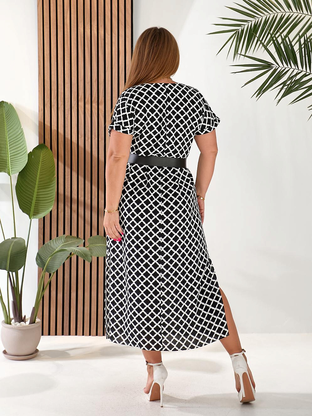 Женское платье с разрезами по бокам с ремнем