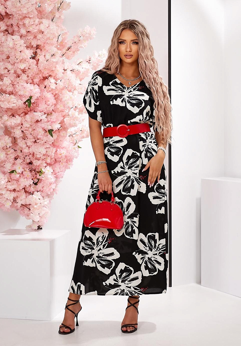 Женское платье со спущенным рукавом и патиками