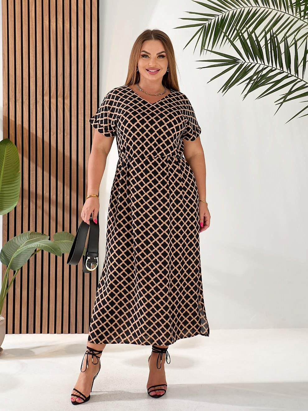 Женское платье с разрезами по бокам с ремнем