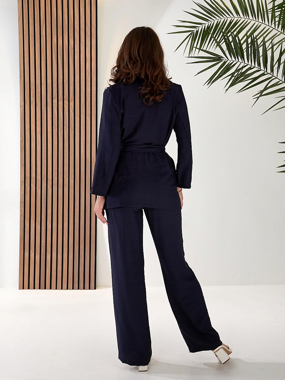 Женский костюм с пиджаком и брюками палаццо