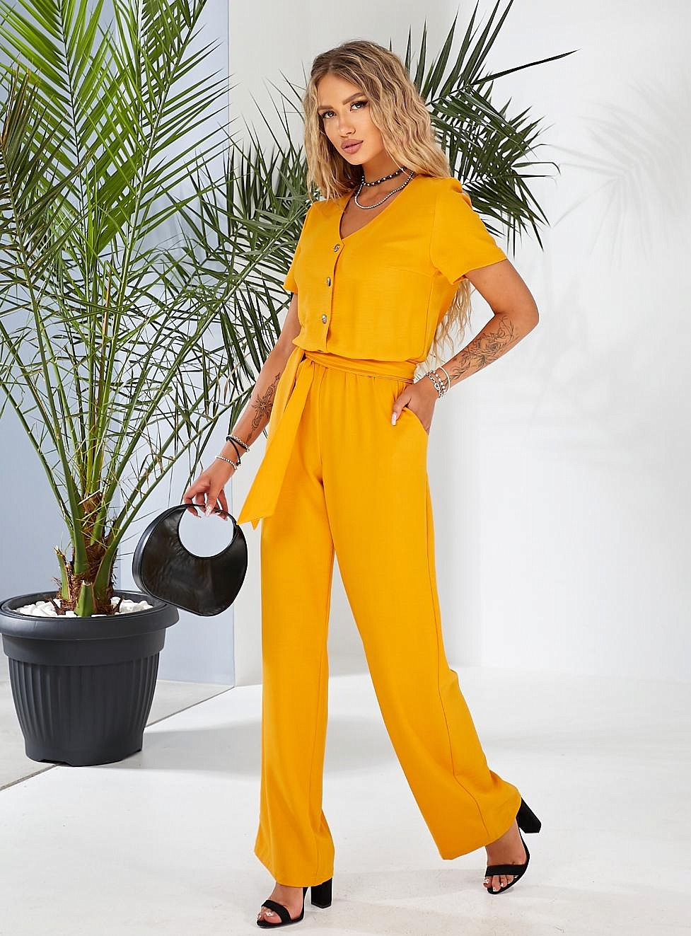 Стильный женский комбинезон на пуговицах