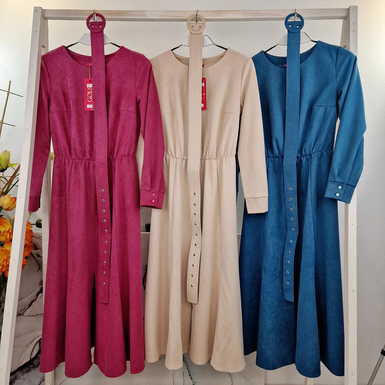 Женское платье с разрезом впереди