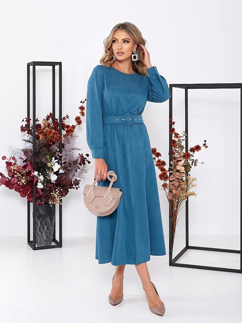 Женское платье с разрезом впереди