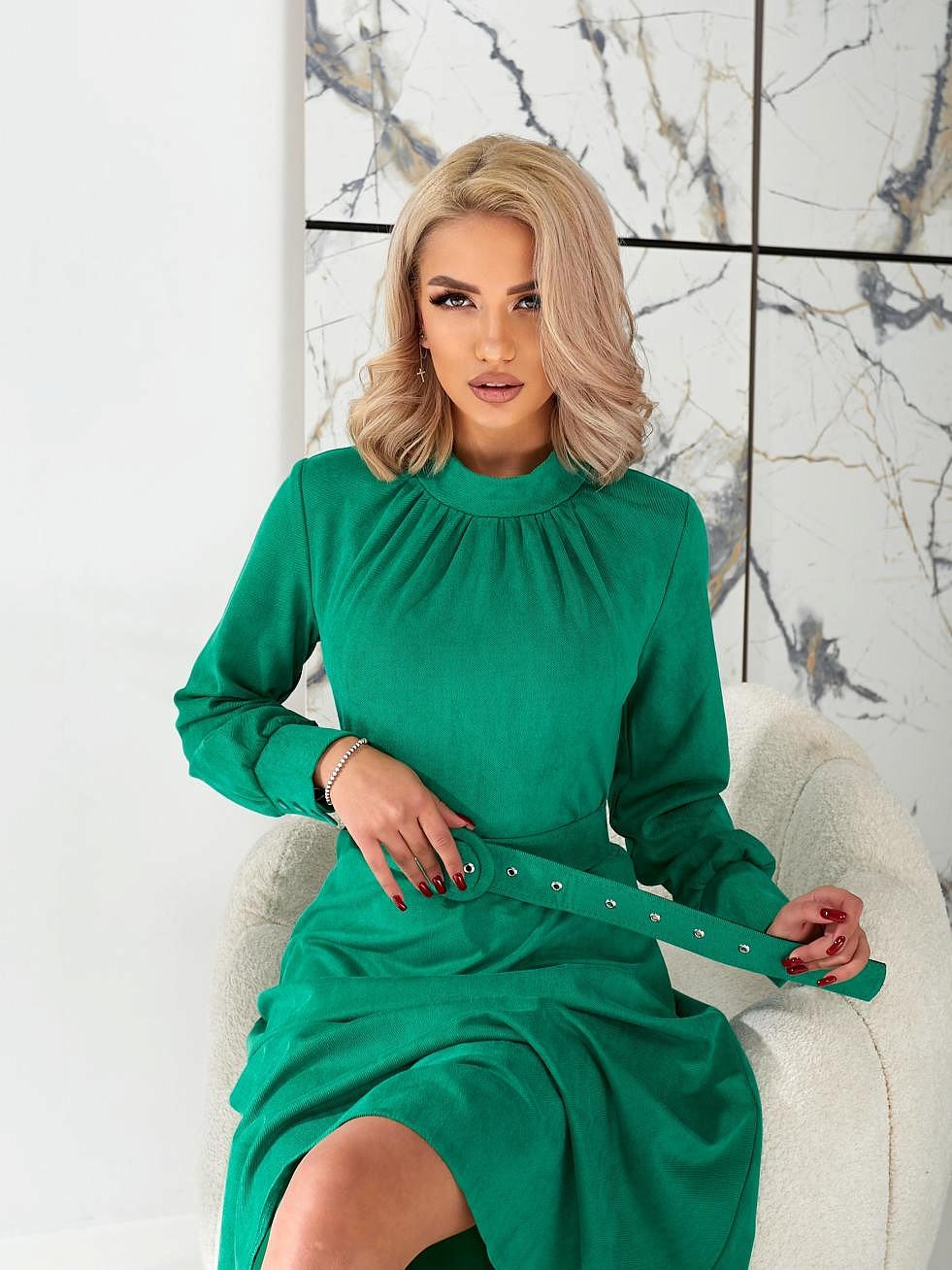 Женское платье со стойкой и пышными рукавами