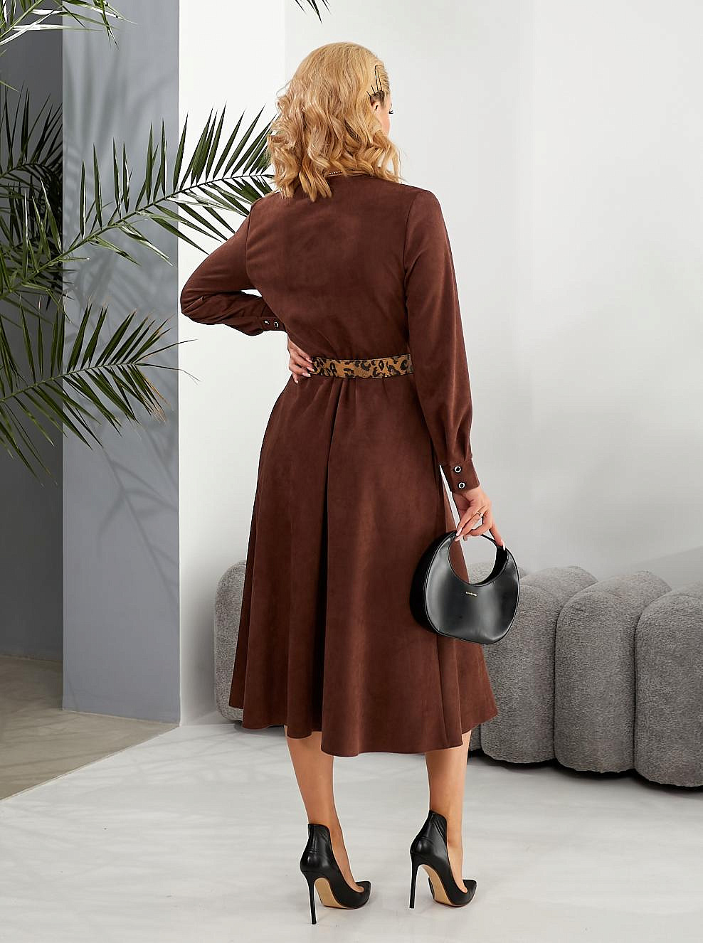 Женское платье на запах из замша