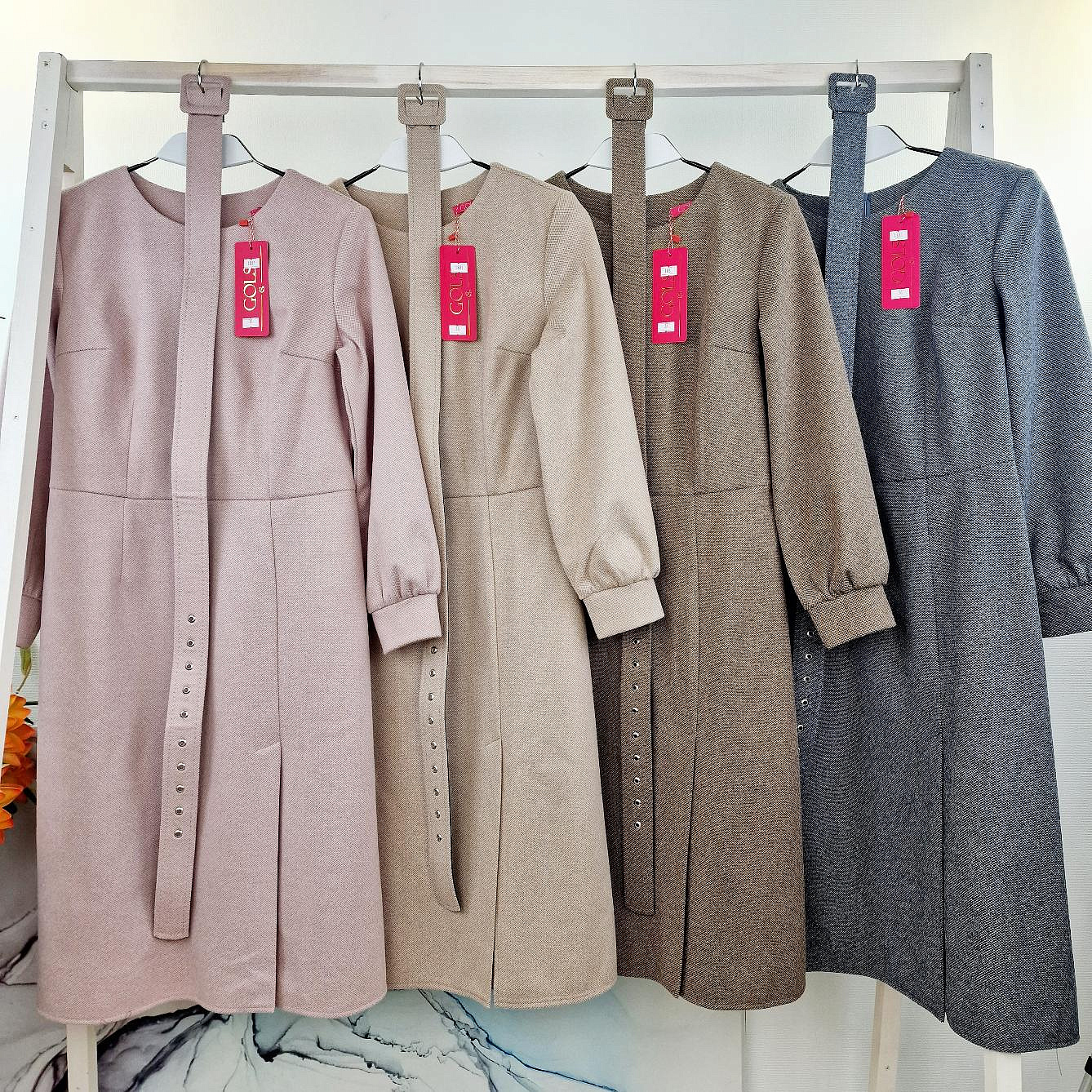 Женское теплое платье с разрезом