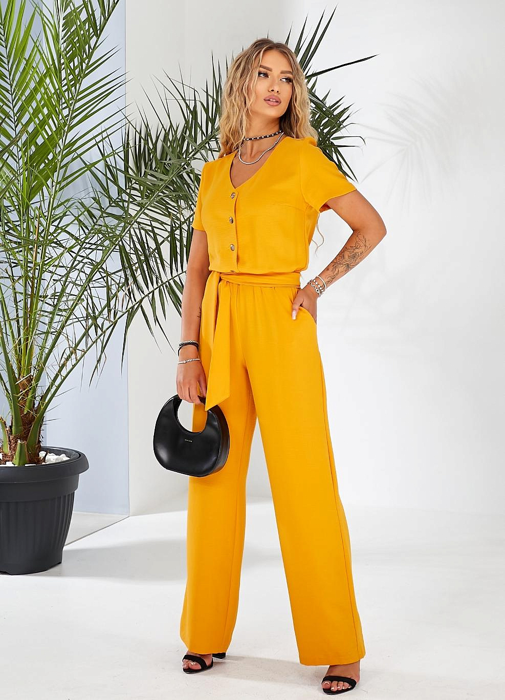 Стильный женский комбинезон на пуговицах