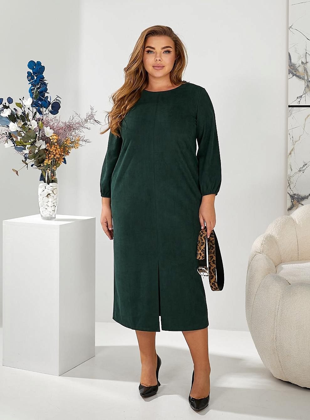 Женское платье из замша с разрезом впереди