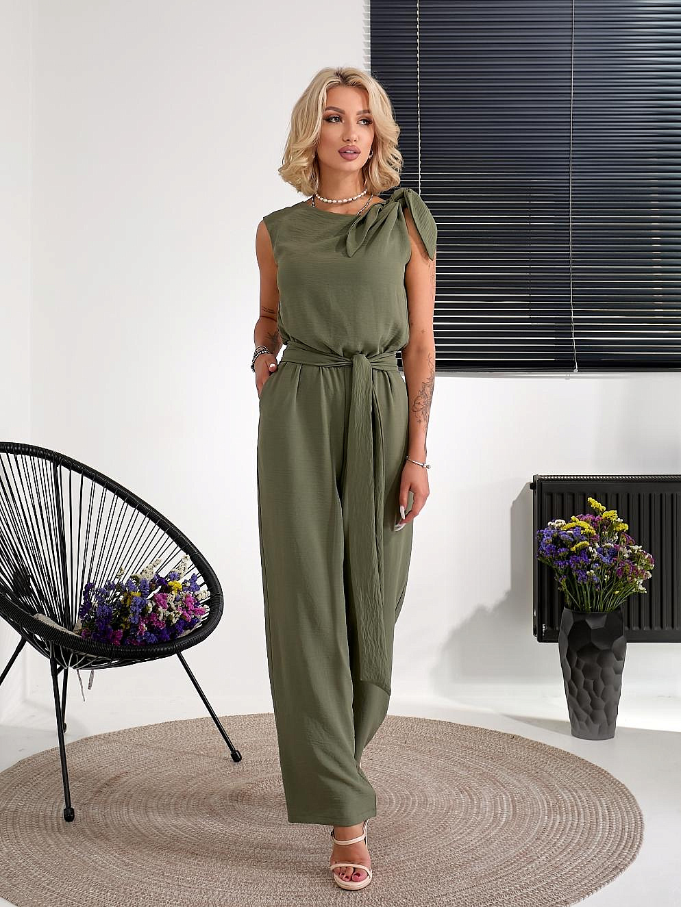 Женский комбинезон с завязкой на плече