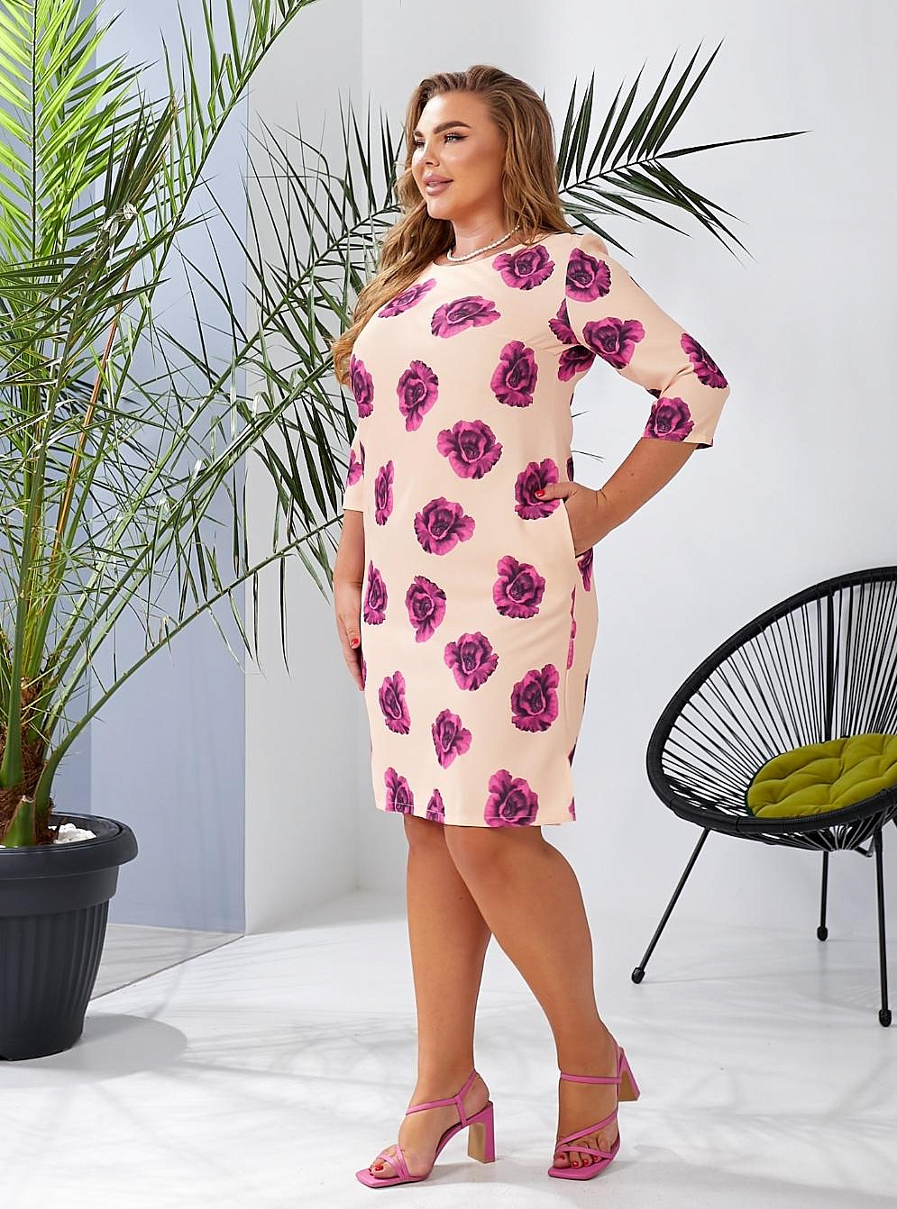 Женское платье футляр с разрезами по бокам