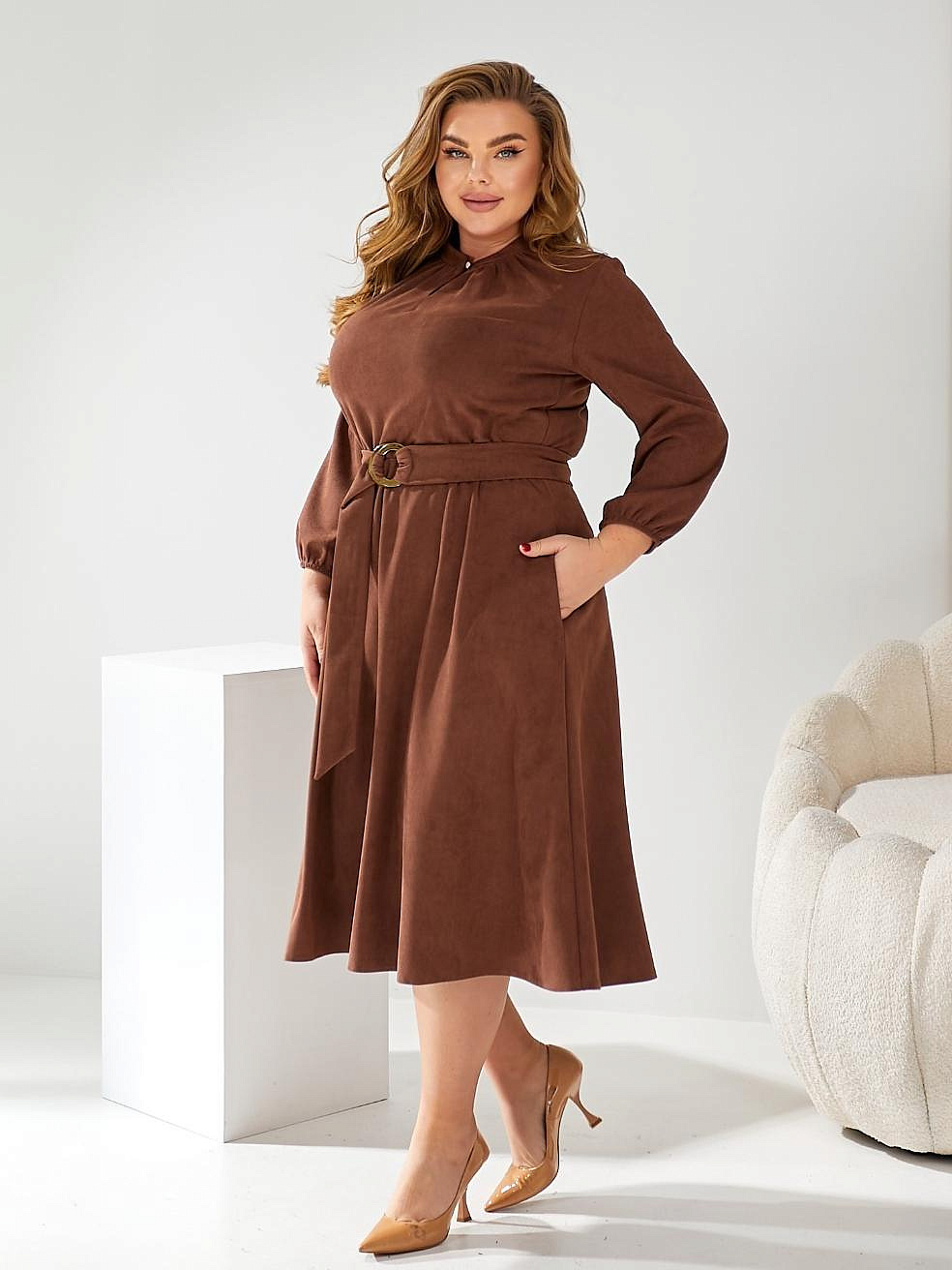 Женское платье замшевое с юбкой клеш