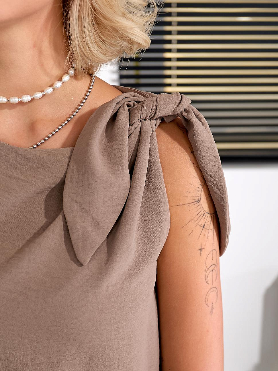 Женский комбинезон с завязкой на плече