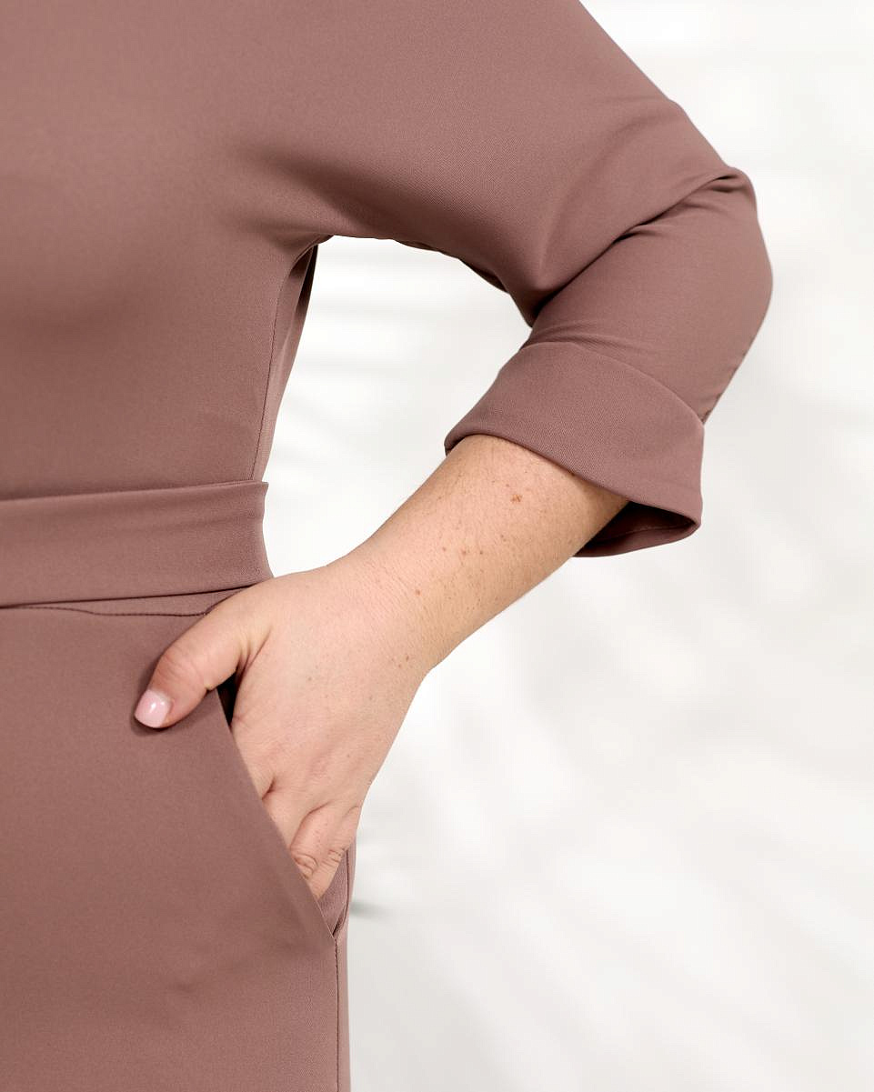 Женское платье футляр миди с разрезом впереди