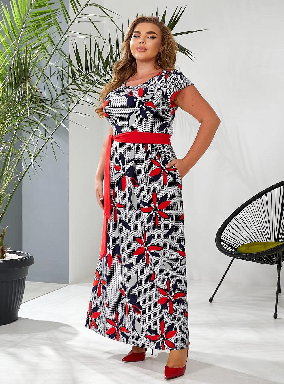 Женское платье в пол с контрастным поясом