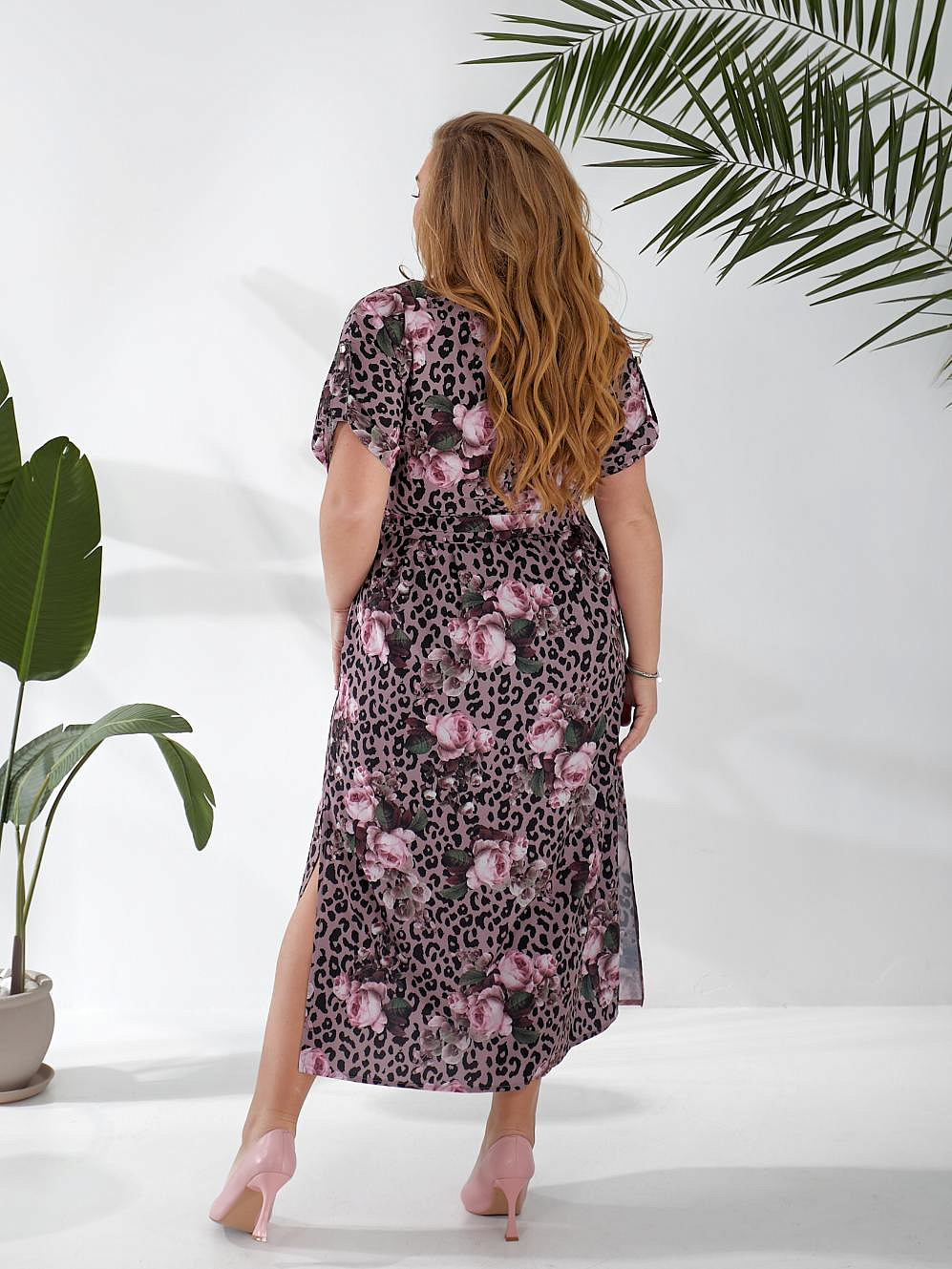 Женское платье из софта с разрезами по бокам