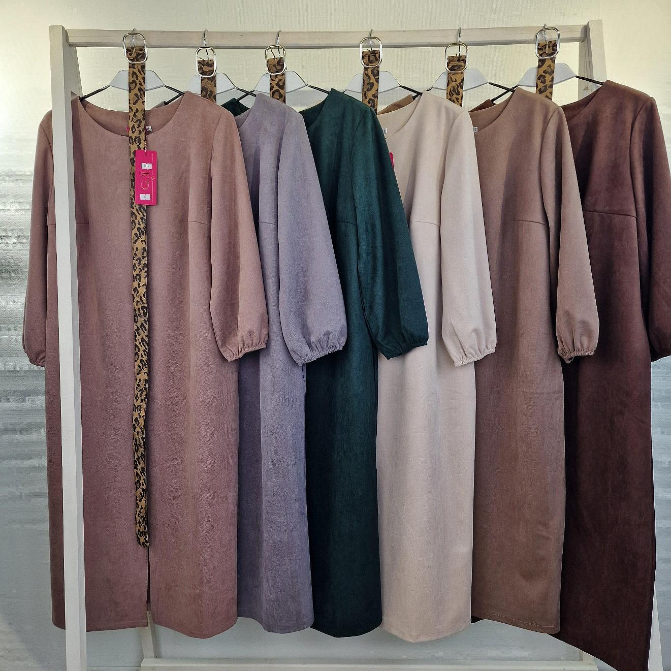 Женское платье из замша с разрезом впереди