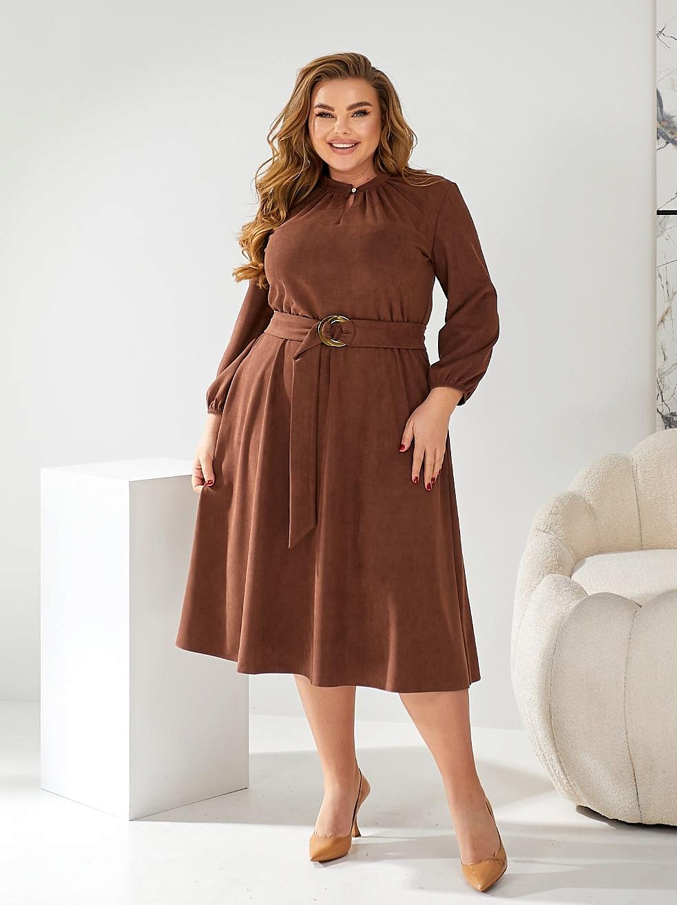 Женское платье замшевое с юбкой клеш