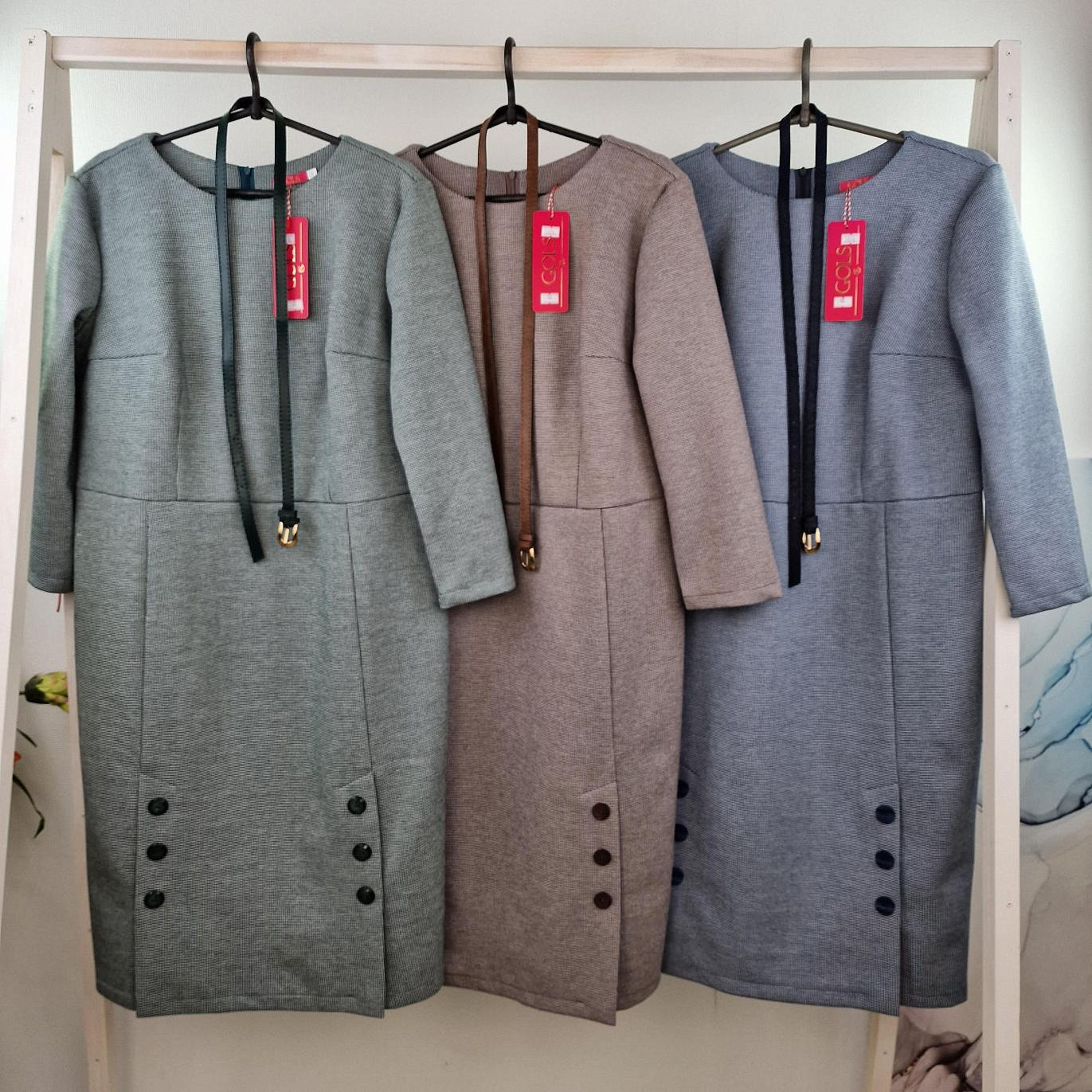 Женское теплое платье с двумя шлицами по переду