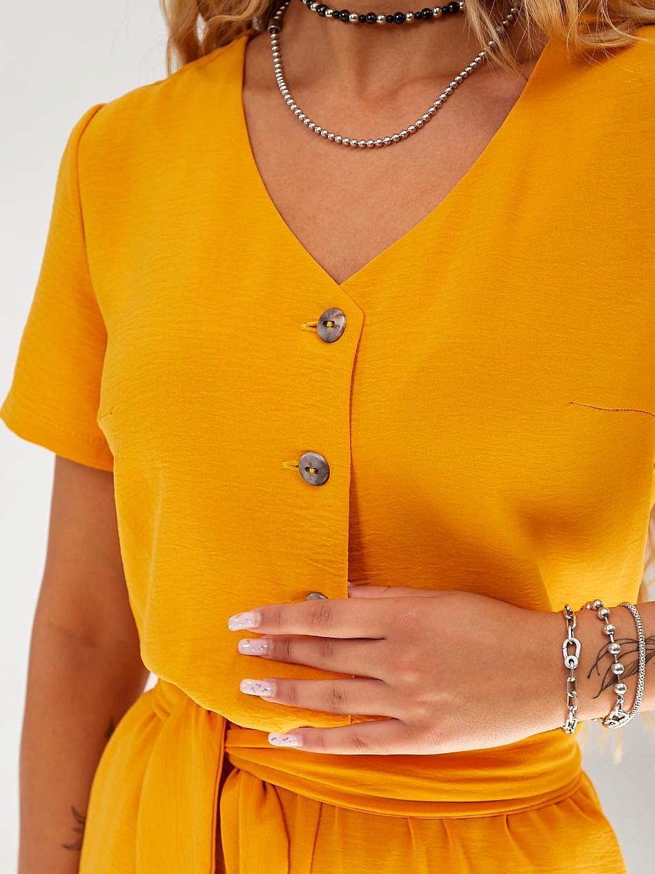 Стильный женский комбинезон на пуговицах