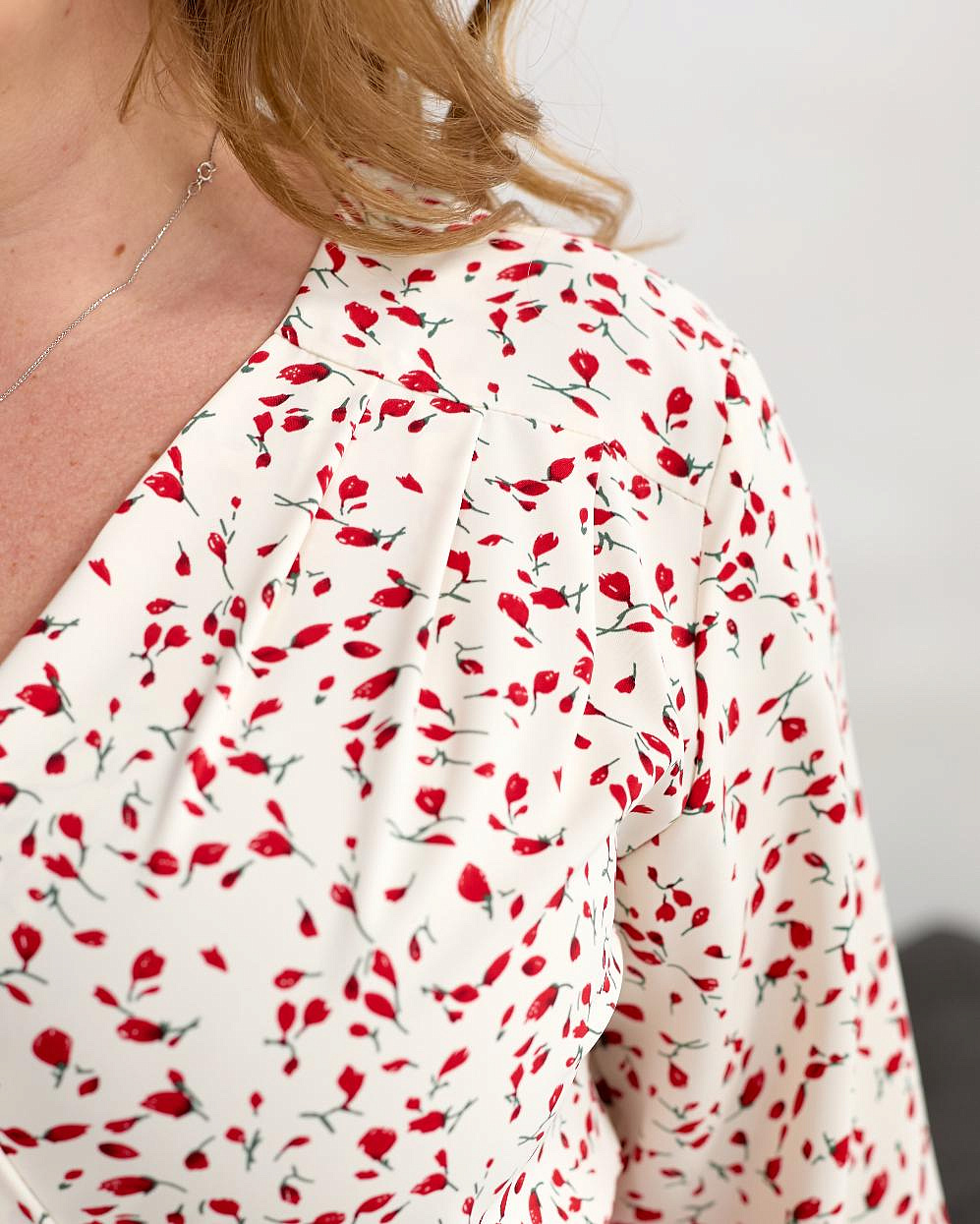 Женское платье на запах принт