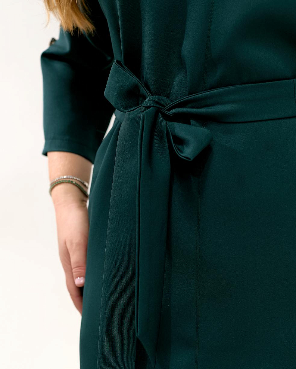 Женское платье футляр с пуговиами