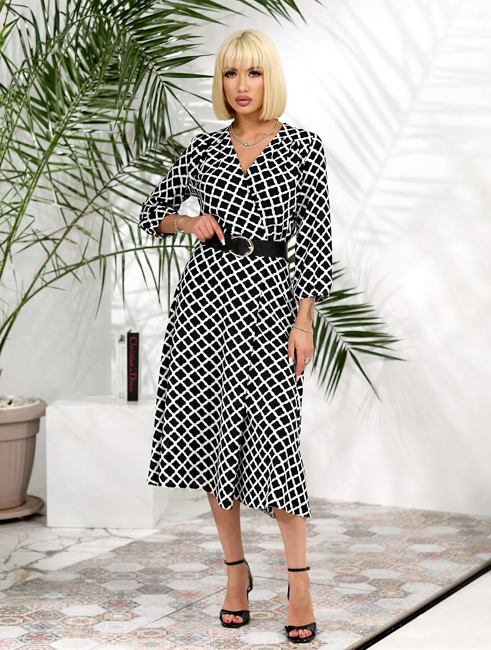 Женское платье на запах с контрастным поясом