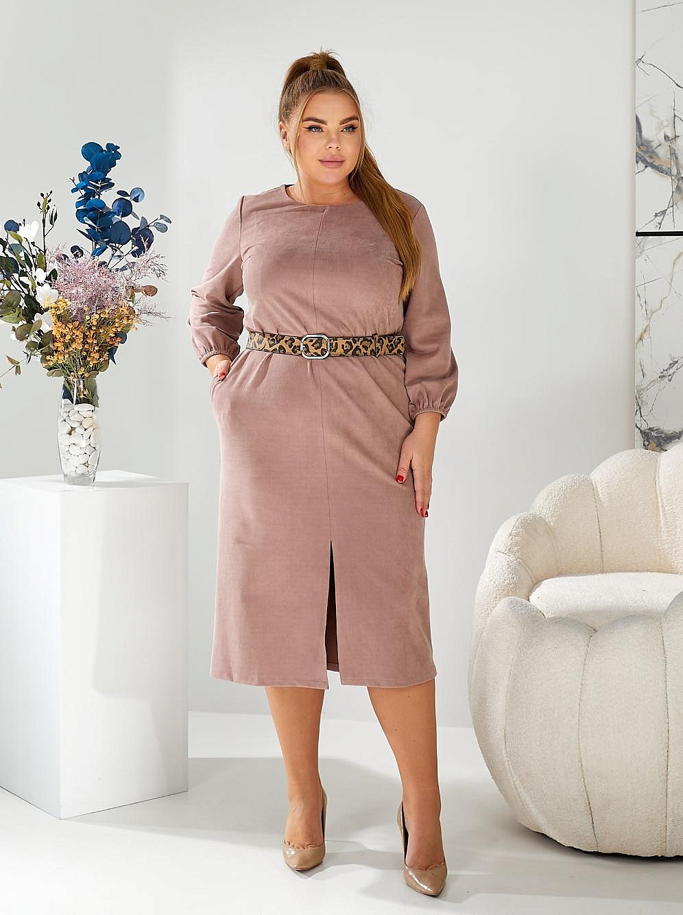 Женское платье из замша с разрезом впереди