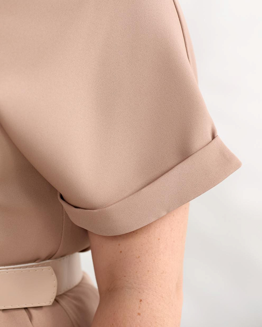 Женское платье однотон с разрезами