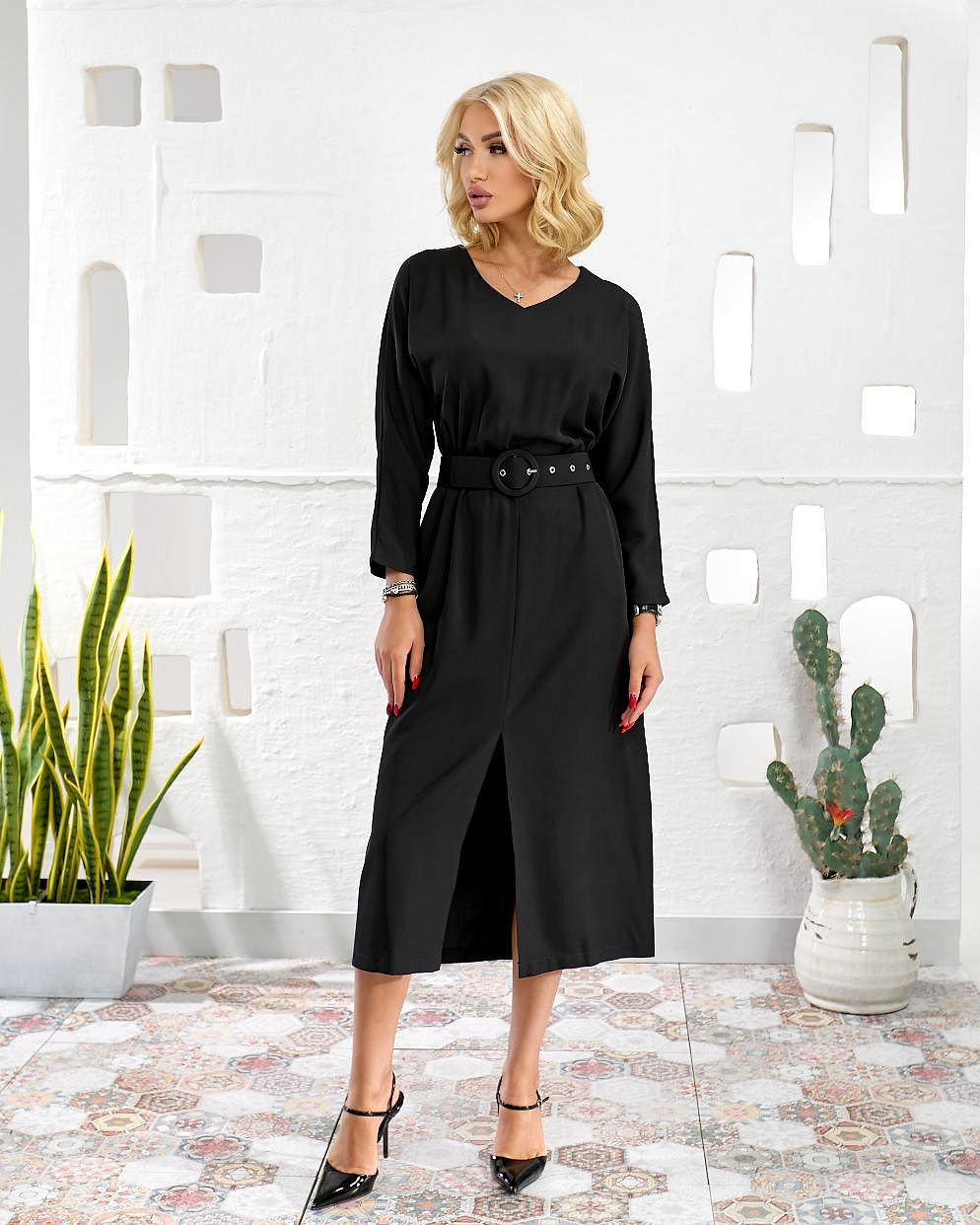 Женское платье прямое с разрезом впереди