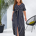 Женское платье длинное в полоску с разрезом впереди