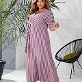 Женское платье длинное в полоску с разрезом впереди